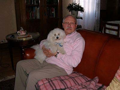 Un monsieur et son bichon frisé