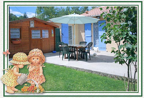 Une table de jardin, des chaises et un parasol