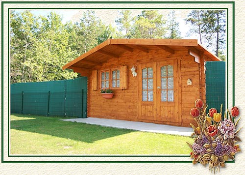 Le grand chalet et la clotûre verte
